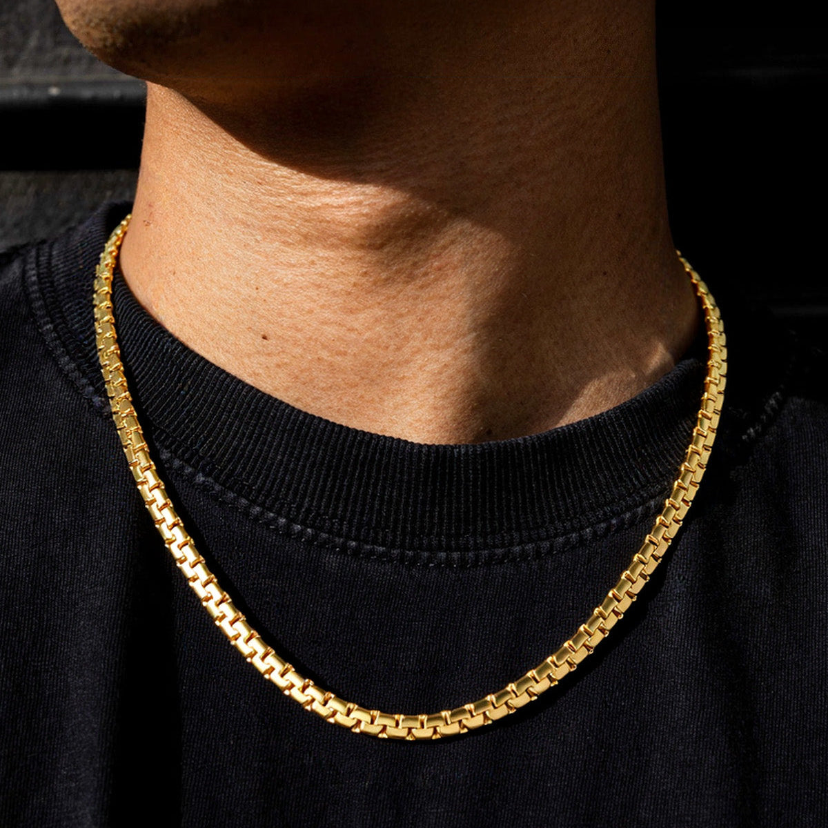 Gold chain necklace worn around a person's neck with size information displayed.