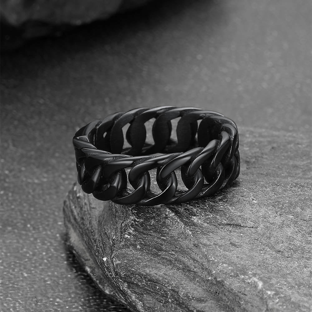 Close-up of interlocking Cuban chain link design on 7mm unisex band ring