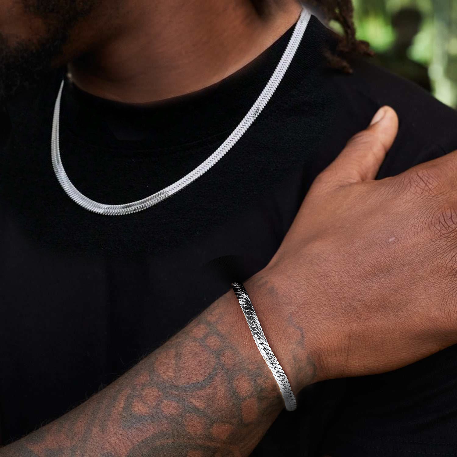 Model Wearing Steel Snake Chain Link Jewelry Set – Sleek and Modern