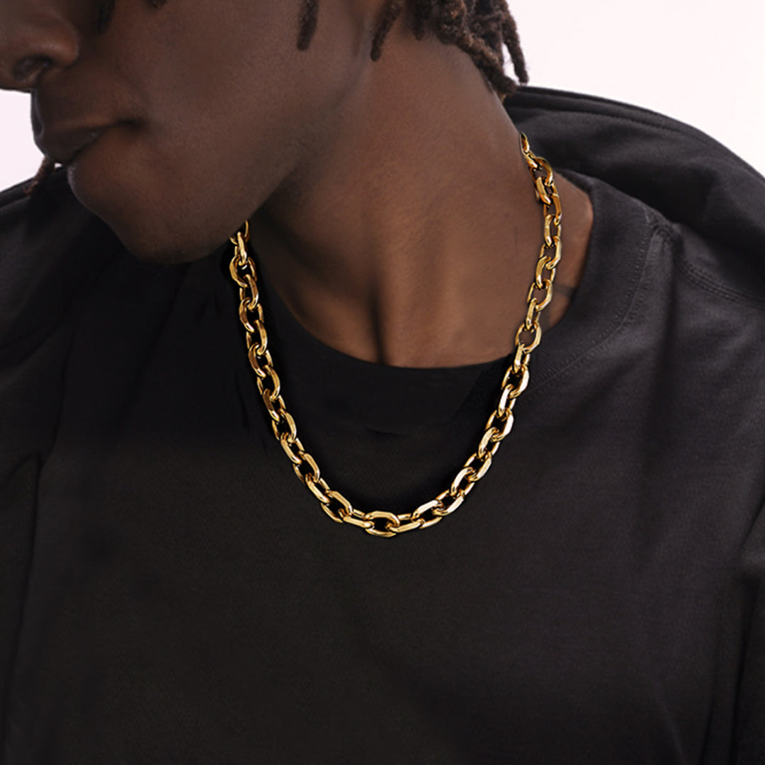 Man wearing a gold rolo link chain necklace