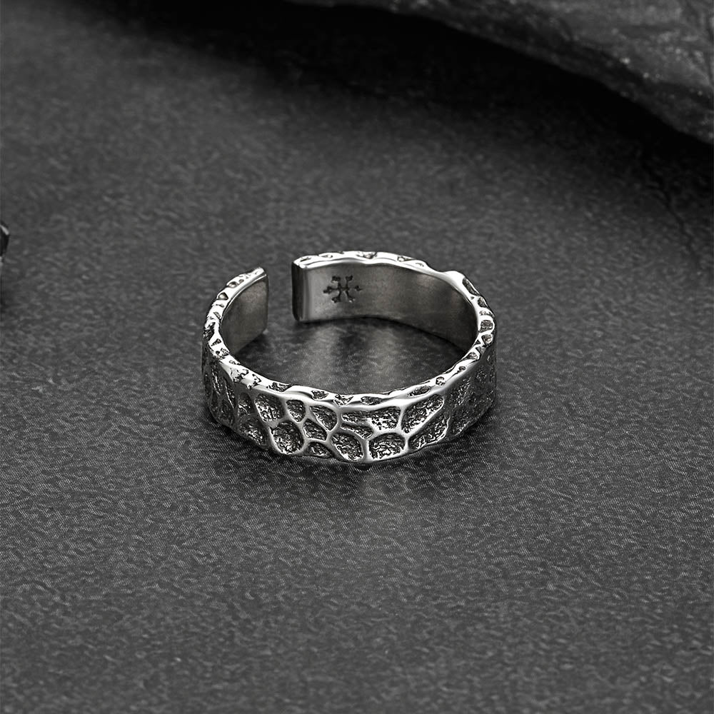 Men’s adjustable open ring with irregular crack pattern