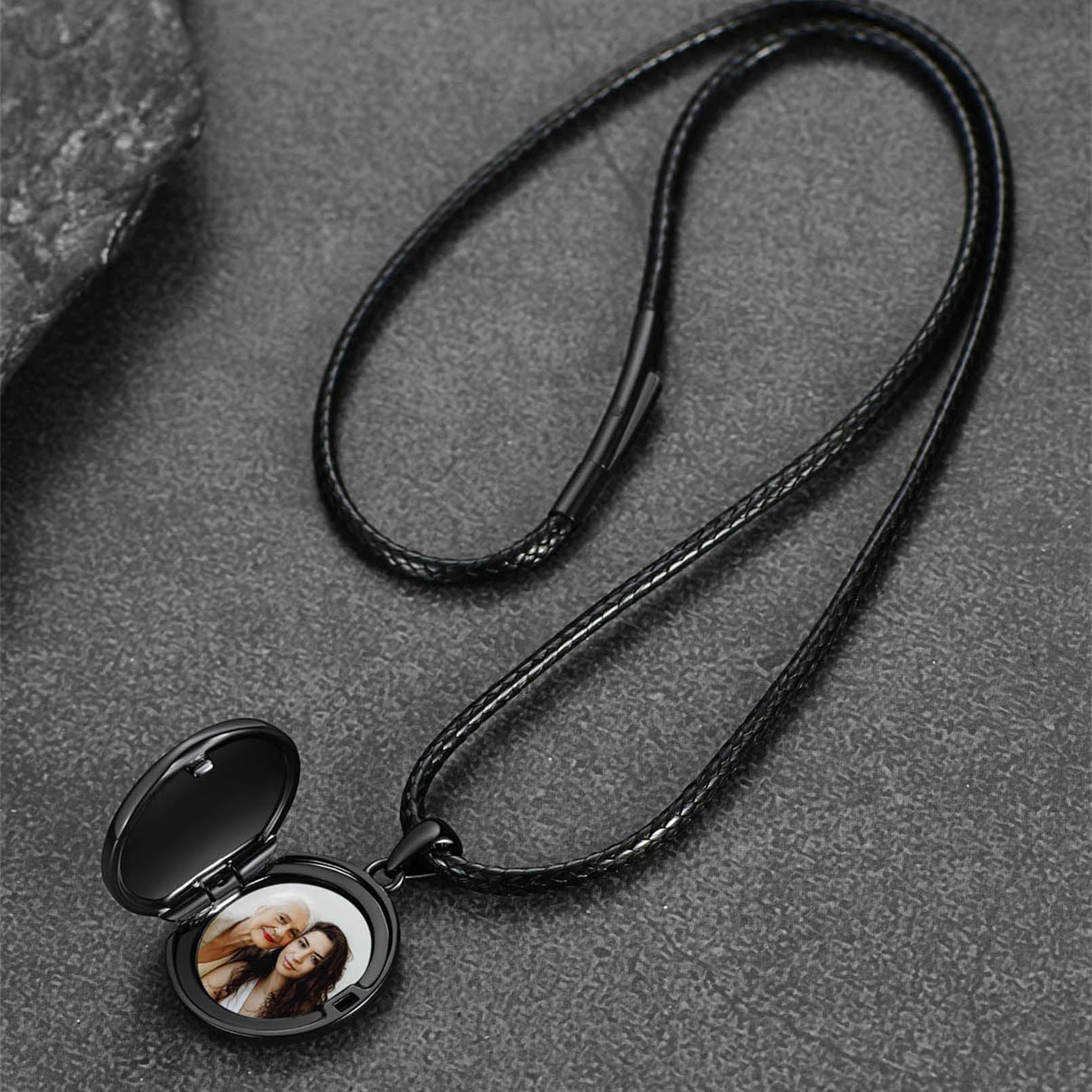 Personalized Photo Locket Necklace with photo inside