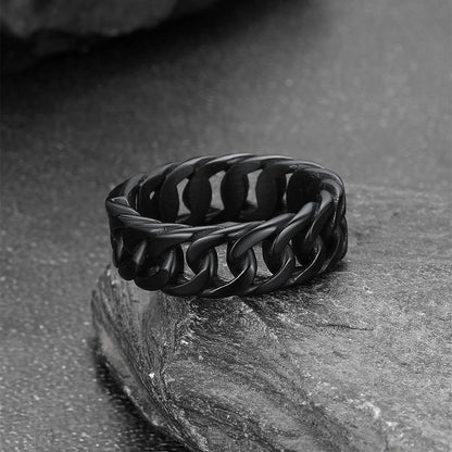 Close-up of interlocking Cuban chain link design on 7mm unisex band ring