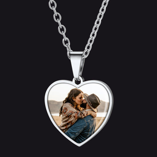 Heart-shaped pendant with a photo of a couple on a black backgroundimg